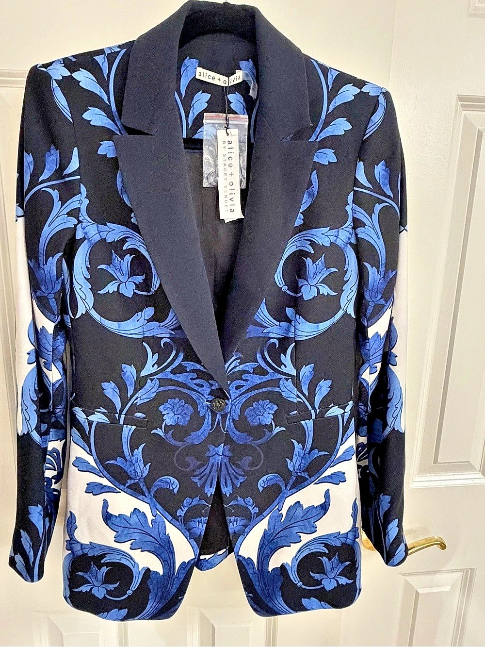 alice + olivia Breann Fitted Blazer in Scroll Symphony Scroll Symphony Black &